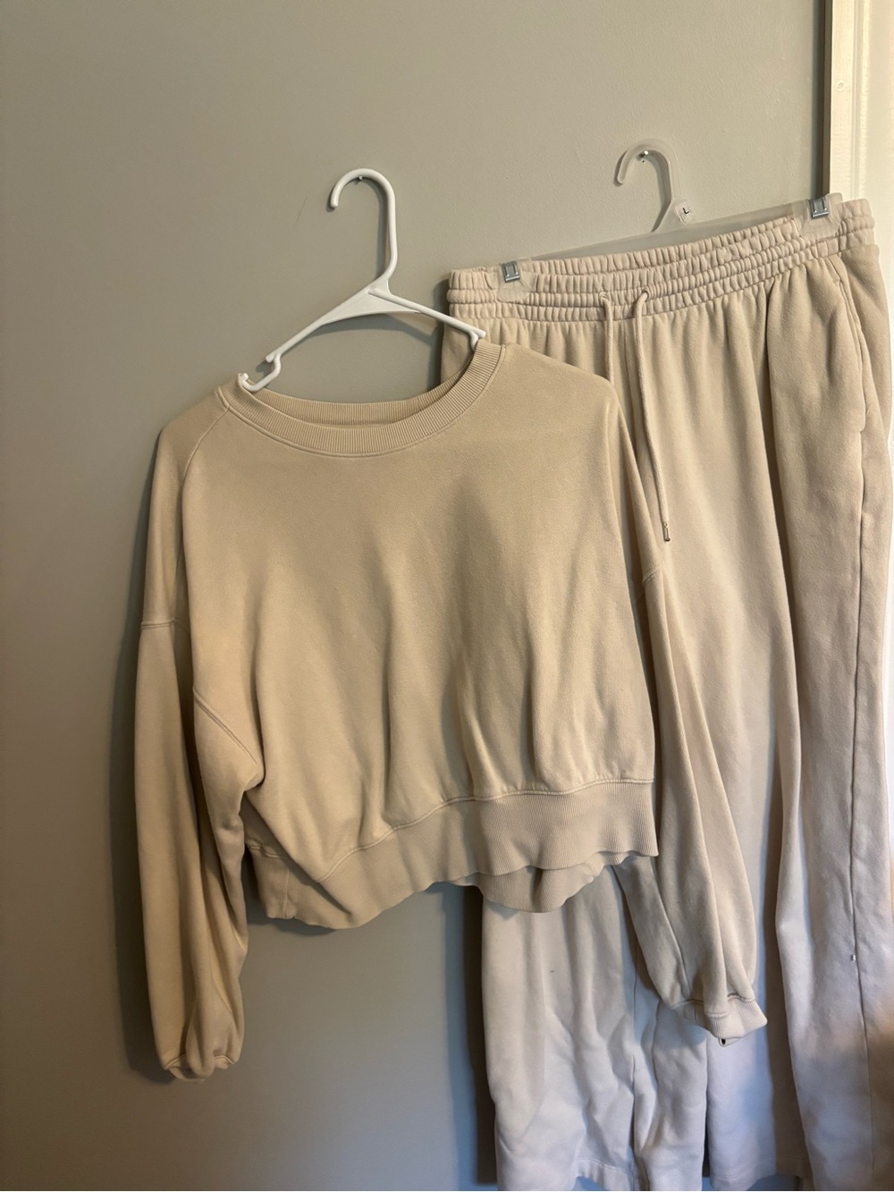 Old Navy Cream Crewneck Sweatshirt